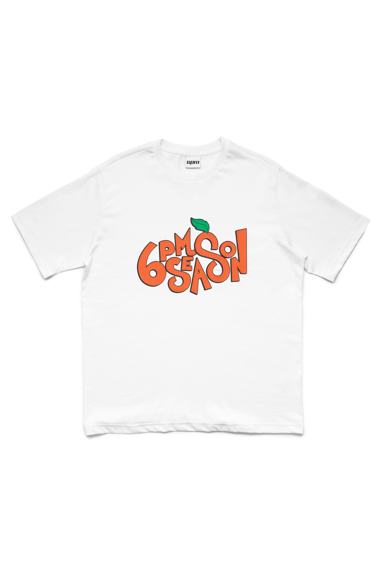 The SODA PLAY T-SHIRT WHITE/ORANGE by 6PM is a white tee with bold orange “6PM SEASON” text in a playful font and a small green leaf above the letters, giving it an orange fruit look.