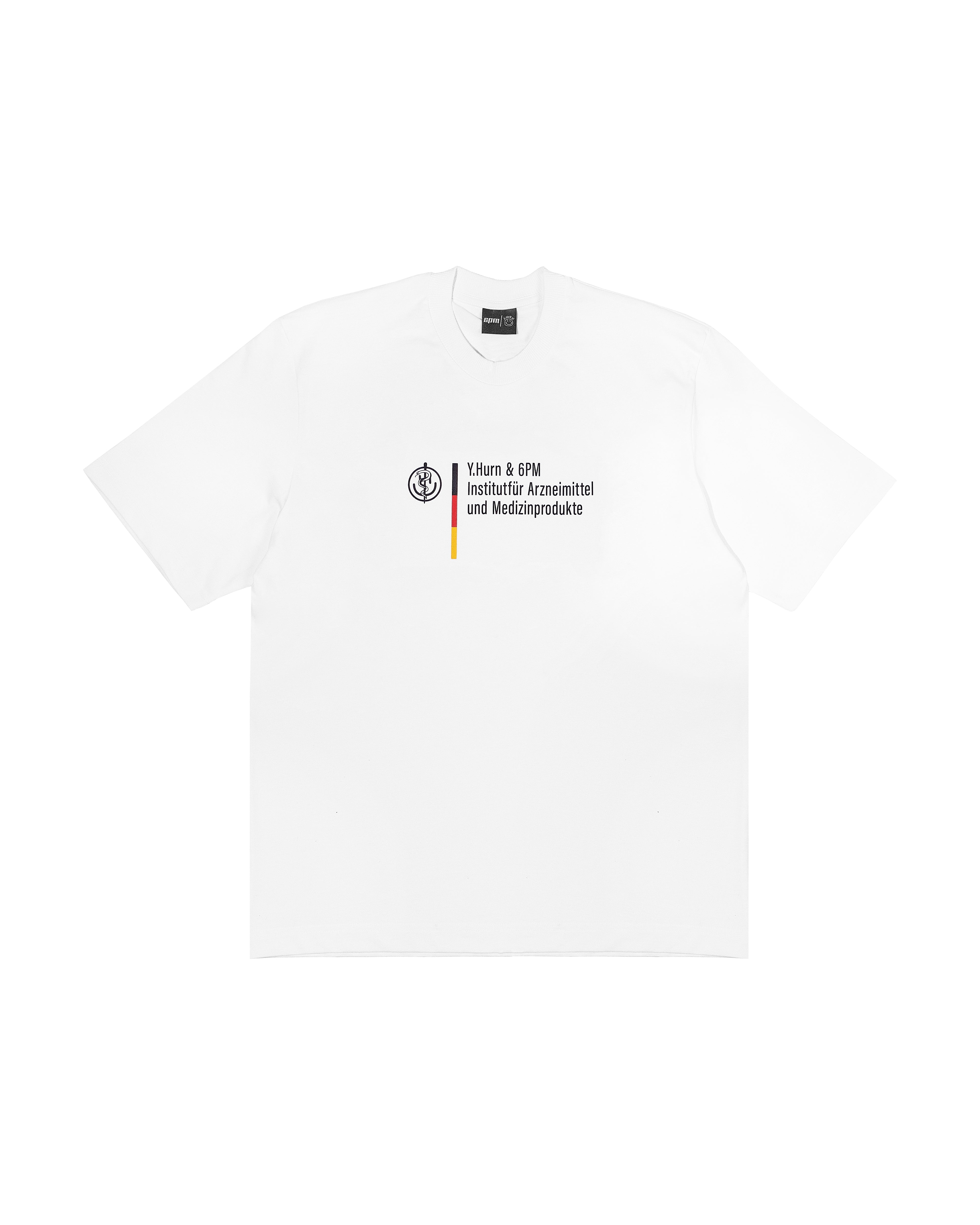 The INSTITUT T-SHIRT WHITE by 6PM features a small front print with a circular logo, black and yellow vertical lines, and text: “Y Hurn & 6PM Institut für Arzneimittel und Medizinprodukte.”.