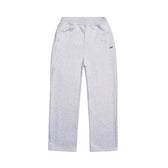 The OPEN LEG JOGGER LIGHT GREY features an elastic waistband, side pockets, and a relaxed fit, shown flat on a white background for a modern classic look.