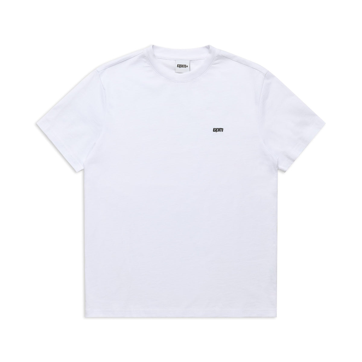 The 6PM T-SHIRT REGULAR FIT WHITE is a plain white short-sleeve tee with a small black logo on the left chest, ideal for effortless style. Displayed on a white background.