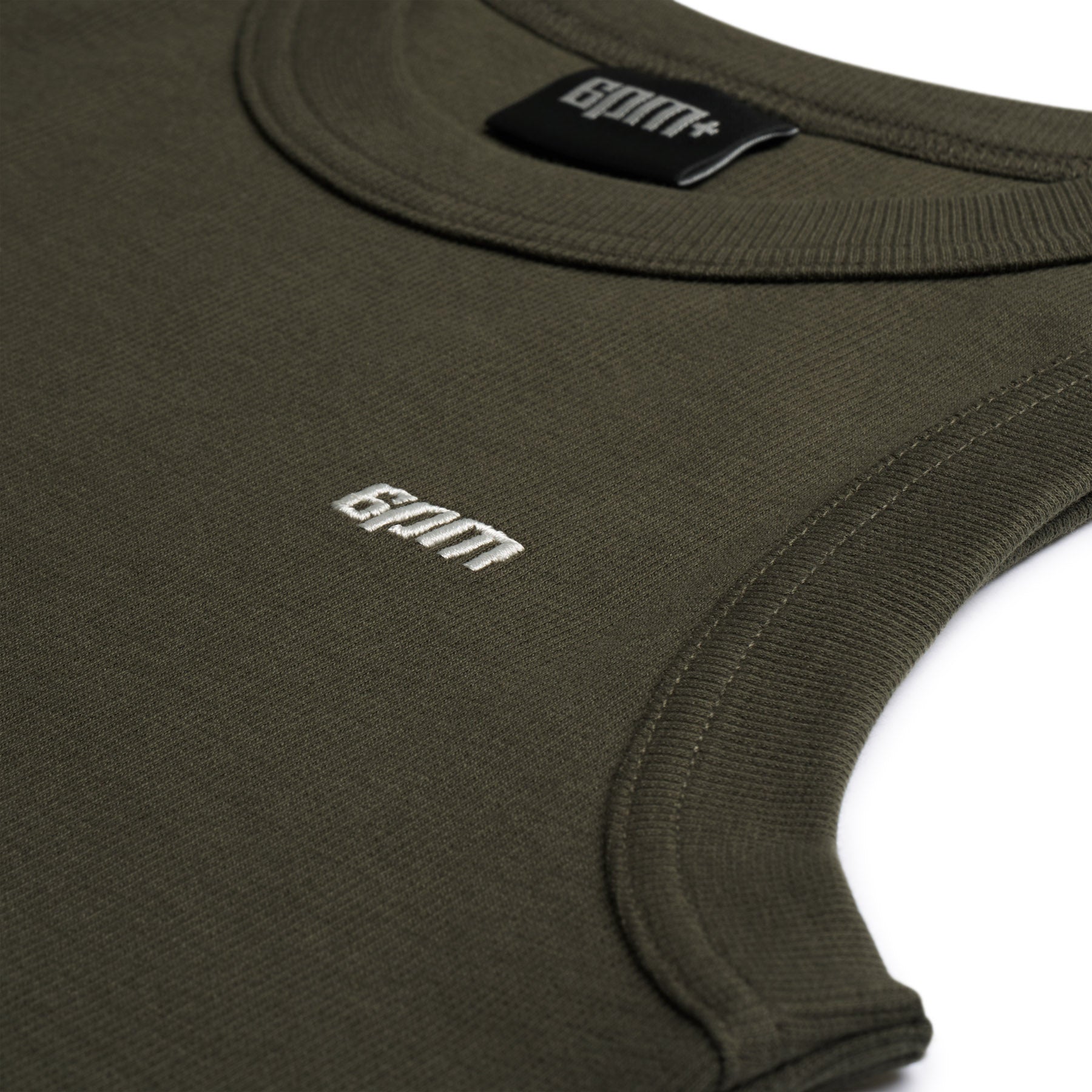 Close-up of the TANK TOP FOREST NIGHT in olive green with ribbed edges. The 6PM logo is embroidered in white on the chest and shown on a black collar label.